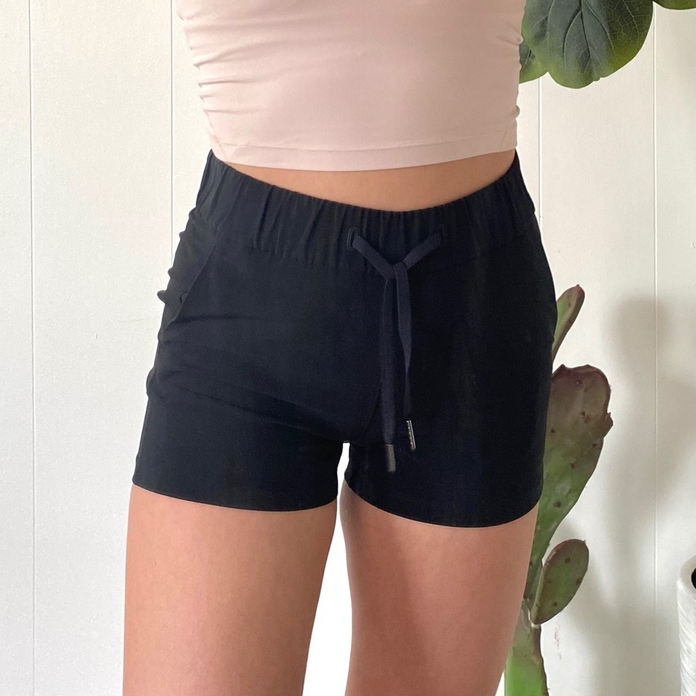 Lululemon On the Fly Shorts Size 2 Black